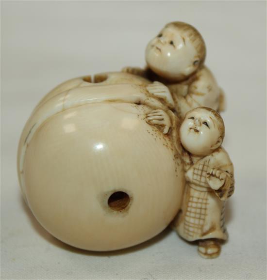 A Japanese ivory netsuke, Meiji period, 3.7 cm